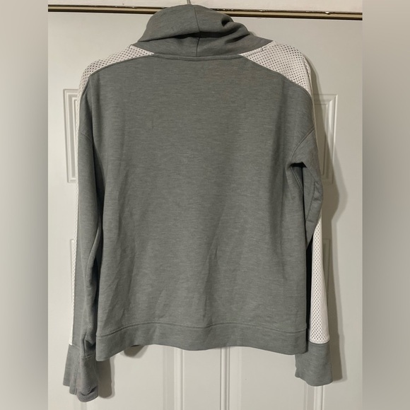 Under Armour Cowl Neck Gray Cropped Hoodie Logo Athletic Athleisure Sporty Small - Picture 6 of 7